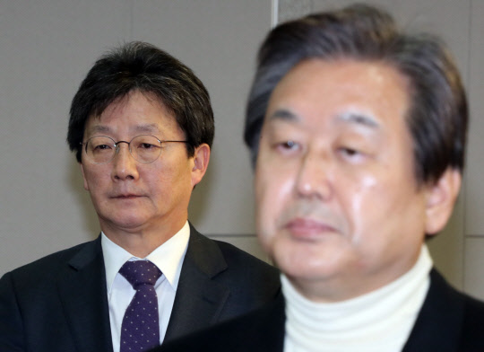 비상시국위, '김무성 그리고 유승민'      (서울=연합뉴스) 배재만 기자 = 새누리당 김무성 전 대표(오른쪽)와 유승민 의원이 4일 오후 국회 의원회관에서 열린 비상시국회의 전체회의에 참석하고 있다. 2016.12.4      scoop@yna.co.kr  (끝)